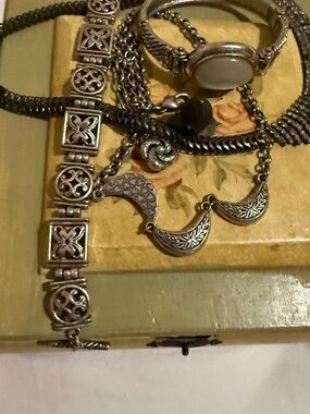 Vintage-Inspired Silver Tone Necklace and Bracelet Set